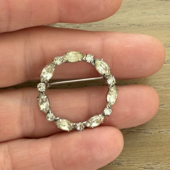 Vintage Rhinestone Circle Brooch Pin With Silver-Tone Setting - Picture 4 of 9